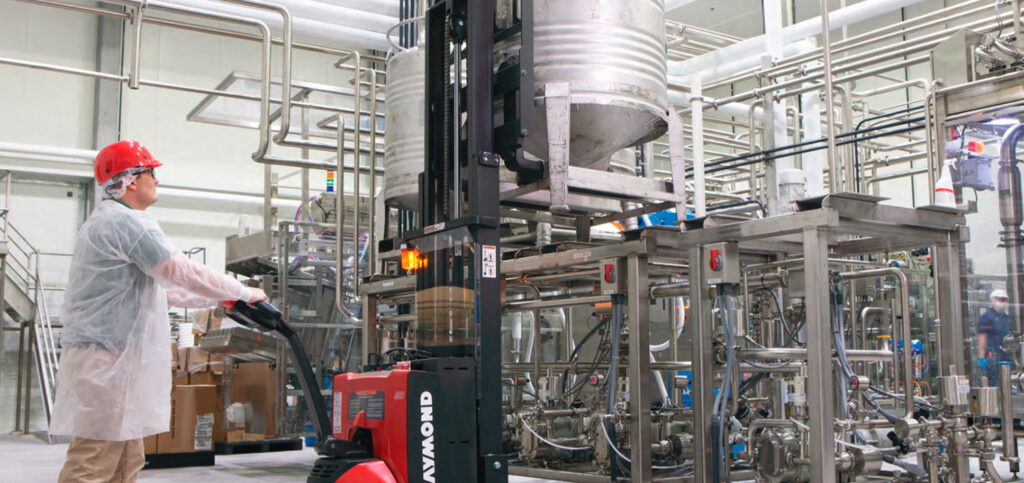 Optimización de Almacenes: La Versatilidad Compacta de la Carretilla Apiladora Eléctrica Raymond 6210