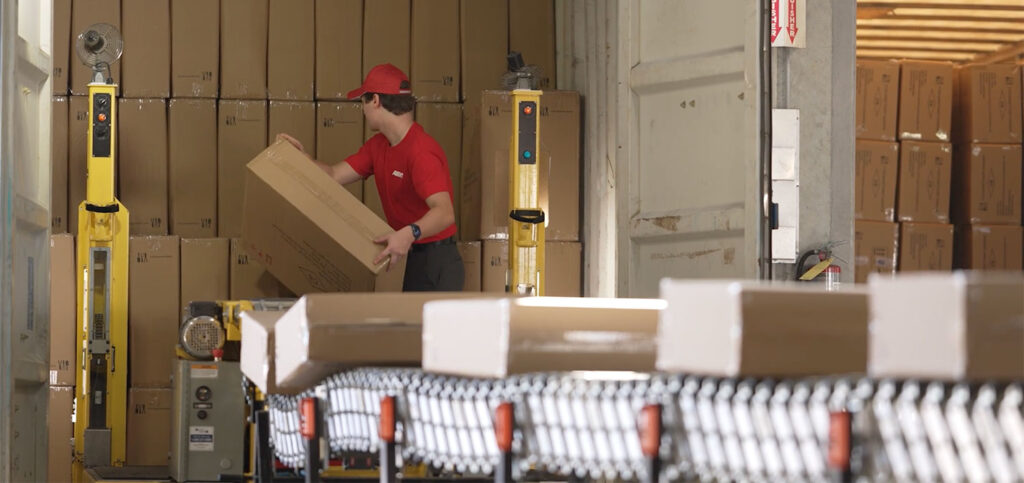 Cómo optimizar las operaciones de carga y descarga en un almacén